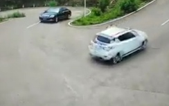 Tài xế ôm cửa cùng ô tô lao vút xuống đèo